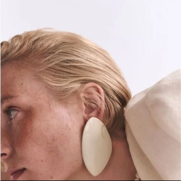 New ZARA Geo Mod Almond Shape Ecru Earrings - Picture 1 of 9